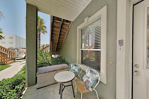 Apartamento Bright Beach Condo With Pool - Steps To The Sand! Condo