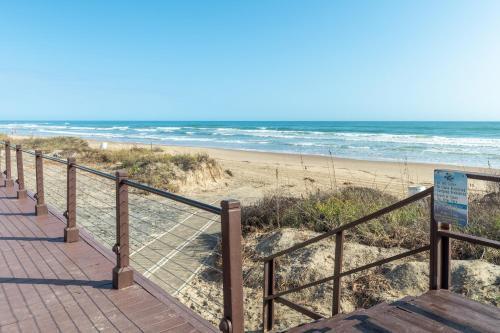 Enjoy A Perfect Beachview From Large Balcony! Spacious Beachfront Condo