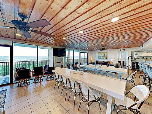 Apartamento New Listing! Beachfront Bliss With Pools & Sauna Condo