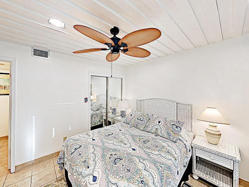 Apartamento New Listing! Beachfront Bliss With Pools & Sauna Condo