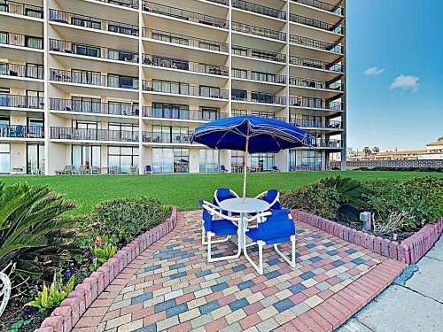 Apartamento New Listing! Beachfront Bliss With Pools & Sauna Condo
