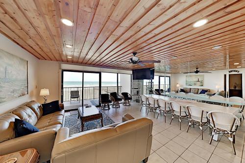 Apartamento New Listing! Beachfront Bliss With Pools & Sauna Condo