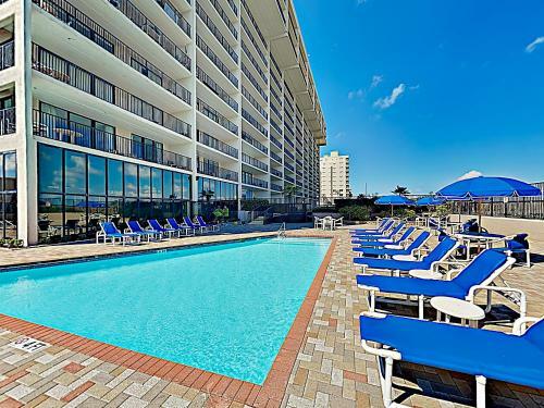 Apartamento New Listing! Wave-front Wonder With Pool & Sauna Condo