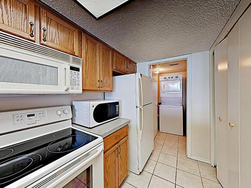 Apartamento New Listing! Beachfront Getaway With Epic Gulf Views Condo
