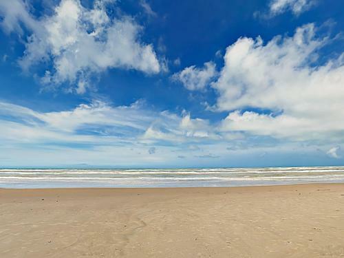 Apartamento New Listing! Stately Beachfront Condo With Gulf View Condo