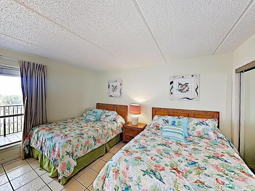 Apartamento New Listing! Stately Beachfront Condo With Gulf View Condo