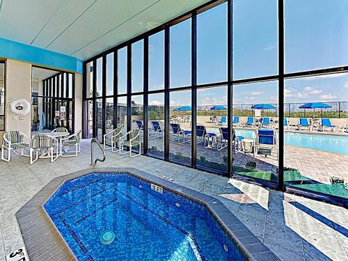 Apartamento New Listing! Stately Beachfront Condo With Gulf View Condo