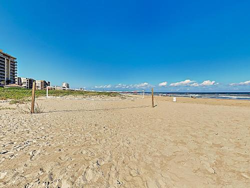 Apartamento New Listing! Stately Beachfront Condo With Gulf View Condo