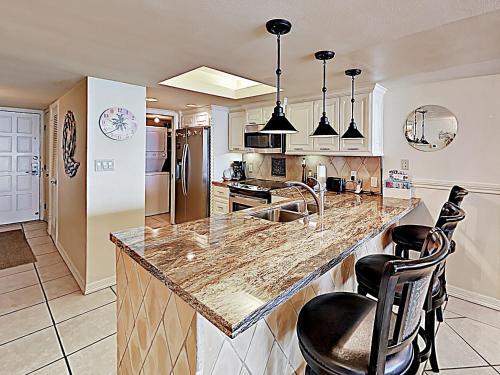 Apartamento New Listing! Waterfront Condo With Upscale Amenities Condo