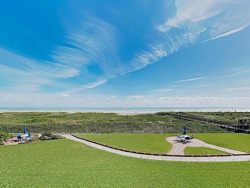 Apartamento New Listing! Quiet Beachfront Getaway With Gulf Views Condo