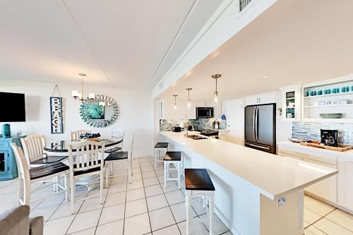 Apartamento New Listing! Quiet Beachfront Getaway With Gulf Views Condo