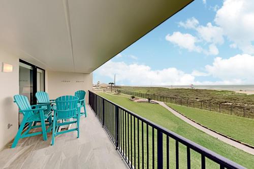 Apartamento New Listing! Quiet Beachfront Getaway With Gulf Views Condo
