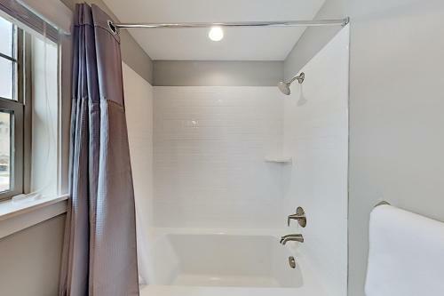 Spacious New-build With Balcony & Gas Grill Home