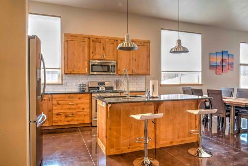 Modern Moab Townhome With Private Hot Tub And Patio!