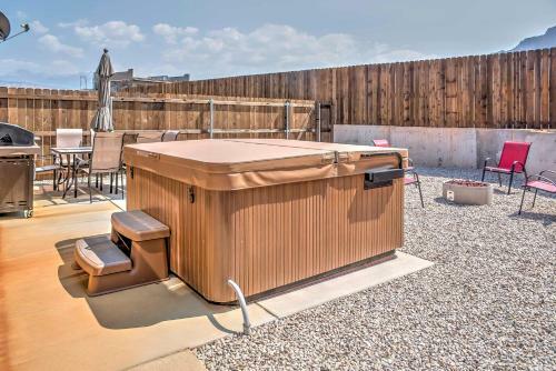 Modern Moab Townhome With Private Hot Tub And Patio!