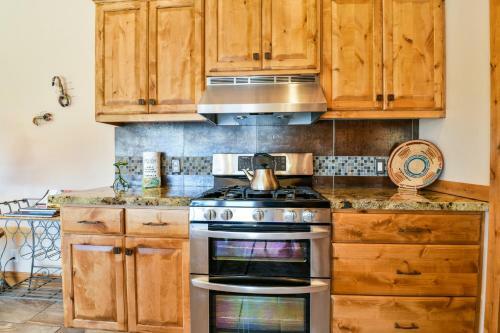 Pr 16 - Luxury Home With Shared Pool, Hot Tub