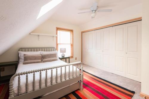 Corduroy - Cute Mountainside Cottage W Rooftop Deck & Views