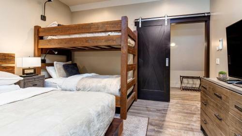 Village Loft 2 Bedroom Ski-in Ski-out!