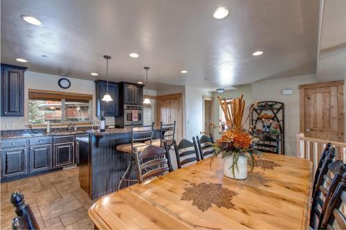 Luge Lane Luxury 5452