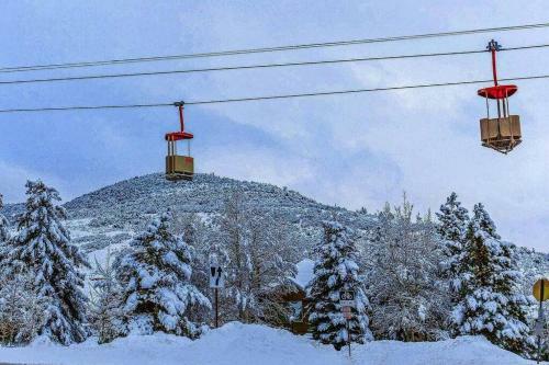 Pristine Condo On Golf Course And Walk To Gondola
