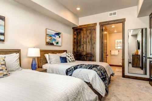 Pristine Condo On Golf Course And Walk To Gondola
