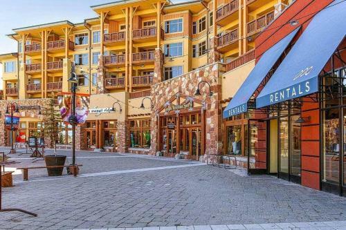 Pristine Condo On Golf Course And Walk To Gondola