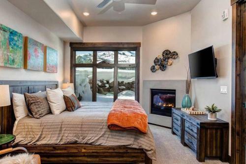 Pristine Condo On Golf Course And Walk To Gondola