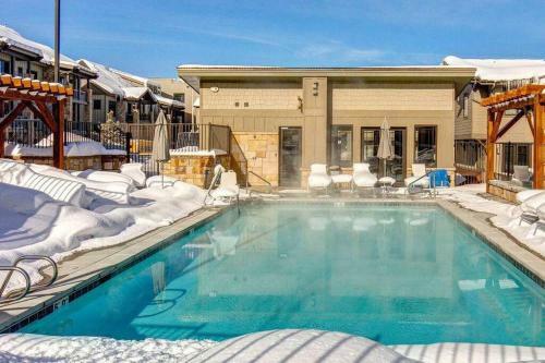Pristine Condo On Golf Course And Walk To Gondola