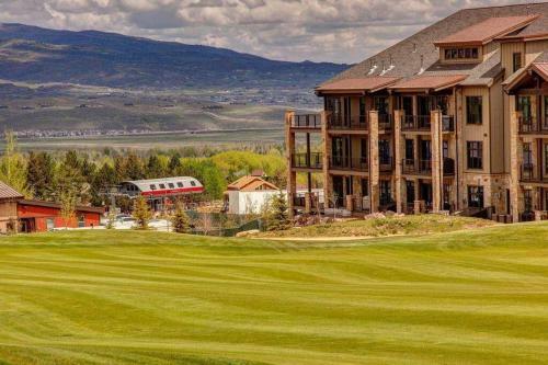 Pristine Condo On Golf Course And Walk To Gondola