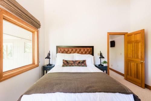 Nightstar - Charming Rustic Cabin W Large Balcony & Sauna