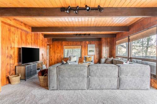Treetop - Rustic Secluded Cabin W Fireplace & Views
