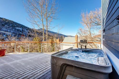 2-home Compound With Hot Tub - Walk To Main Street Home