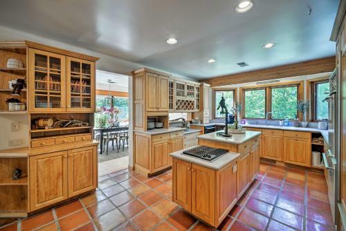 Wilmington Retreat With Deck, Lake Views And Game Room