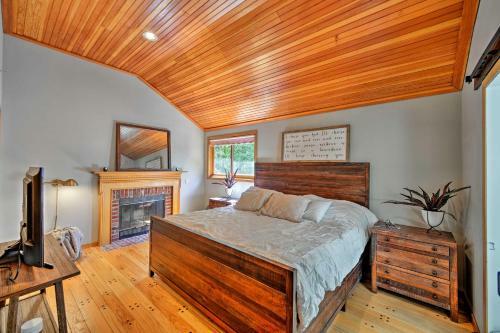 Wilmington Retreat With Deck, Lake Views And Game Room