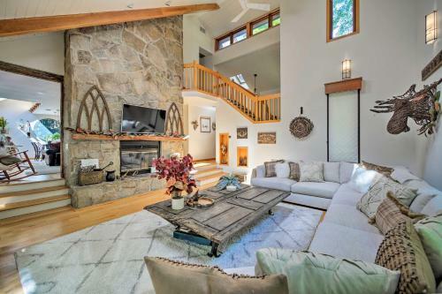 Wilmington Retreat With Deck, Lake Views And Game Room