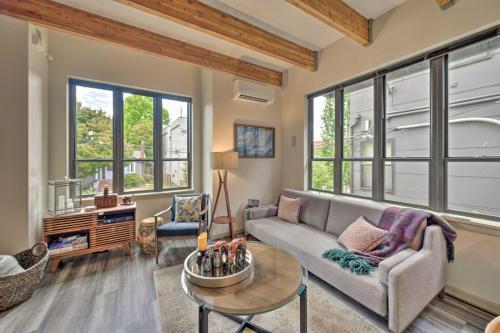 Upscale Home With Patio Walk To Green Lake Park
