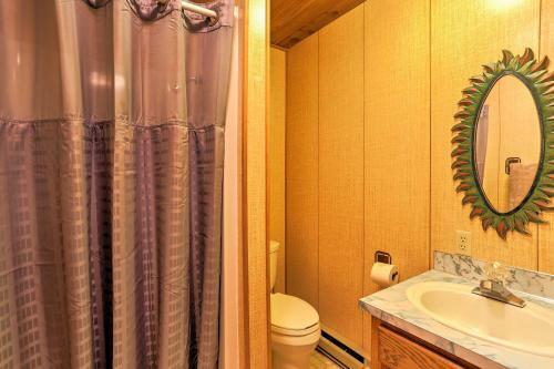 Riverside Winthrop Chalet With Hot Tub And 2 Decks!
