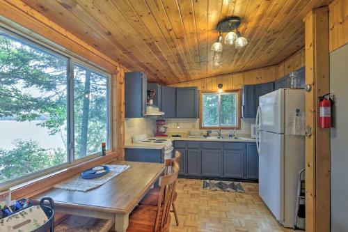 Lakefront Family Escape With Views, Dock, And Kayaks!