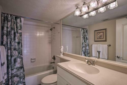 Apartamento Luxe Getaway With Community Amenities, Walk To Beach!