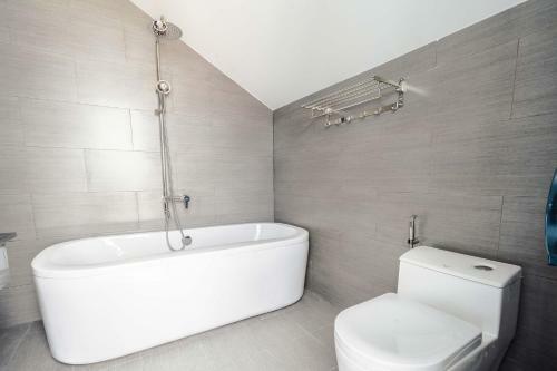 ?� L?t Mega Sky Hotel
