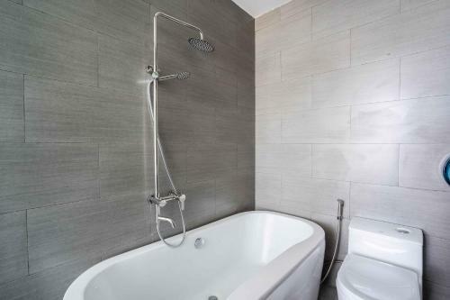 ?� L?t Mega Sky Hotel