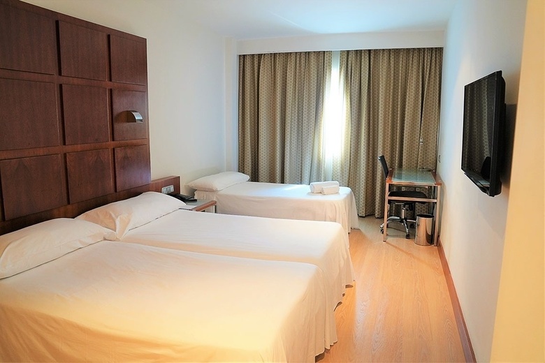 Hotel Port Valencia Azafata