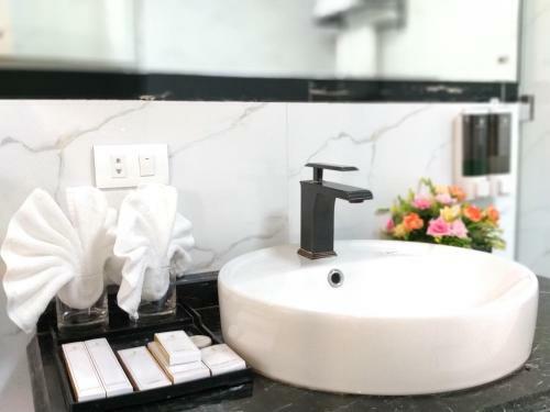Kh�ch S?n Ng?c Lan H? Long Hotel