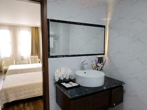 Kh�ch S?n Ng?c Lan H? Long Hotel