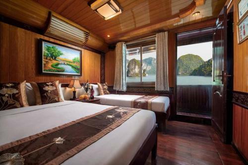 Hostal Room In Boat - Halong Bay Cruise For Backpackers