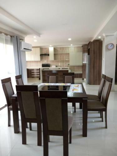 4 Bedrooms Exclusive Apartment In Jesmondin