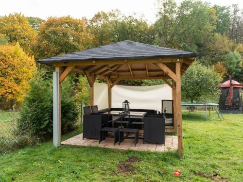 Spacious Apartment Near Forest In Freienhagen