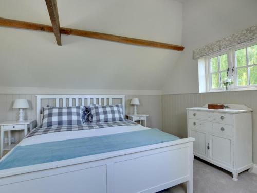 Vintage Holiday Home In Leigh With Swimming Pool