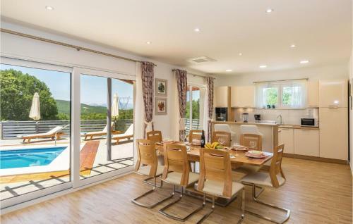 Three-bedroom Holiday Home In Lovrec