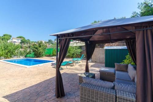 Caules Villa Sleeps 6 Pool